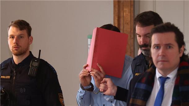 Prozess: Angeklagter räumt Gewalttat bei Neuschwanstein ein Der angeklagte US-Amerikaner (M) wird im Landgericht Kempten in den Gerichtssaal geführt.