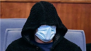 Der Angeklagte verbirgt sein Gesicht im Dortmunder Landgericht unter einer Kapuze und einer medizinischen Maske.