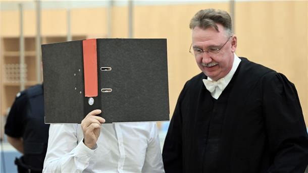 Fast drei Jahre Haft für Brandanschlag in Bochum Der Angeklagte wartet mit seinem Anwalt im Gerichtssaal des Oberlandesgerichtes.