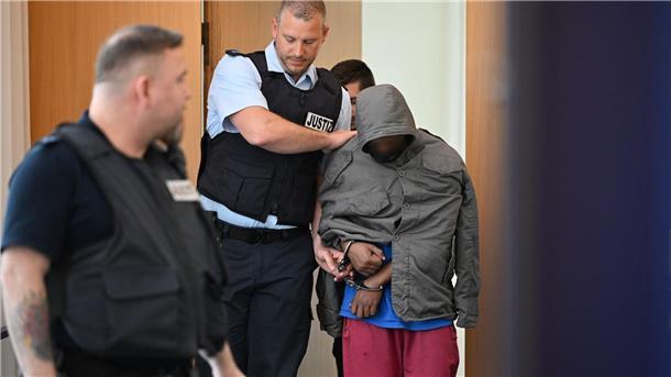 Messerangriff von Illerkirchberg: Lebenslange Haft gefordert Der Angeklagte wird in Hand- und Fußschellen in den Gerichtssaal geführt.