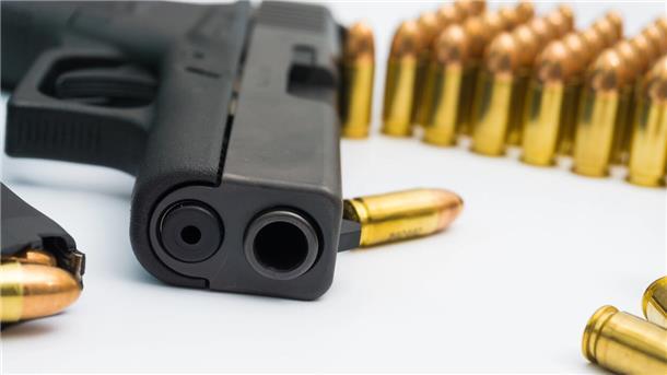 Rentner aus Schiffdorf halb totgetreten: Räuber fordert Geld und Waffen Der Angeklagte wollte offenbar eine Pistole 9 Millimeter stehlen.
