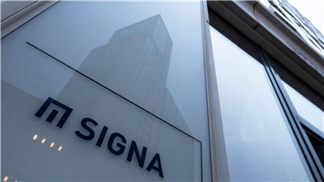 Der angeschlagene Immobilien- und Handelskonzern Signa hat einen seiner Manager entlassen.