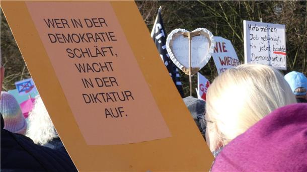 Der Angriff auf Matthias Ecke wird auch in Cuxhaven verurteilt - diese Grenzüberschreitung erfordert eine Reaktion aller demokratisch Denkenden, so das Bündnis „Cuxhaven für Respekt und Menschenwürde“. Es ruft zu einer Menschenkette um den Schleusenpriel auf. 