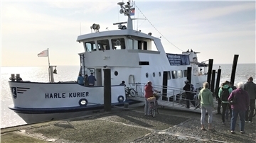 Der Anleger, an dem die „Harle Kurier“ zu Überfahrten nach Wilhelmshaven festmacht, ist nicht barrierefrei, tideabhängig und zudem immer wieder von rutschigen Algen überzogen.