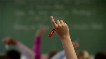 Der Anstieg ist dem Statistischen Bundesamt zufolge auch im laufenden Schuljahr vor allem auf die Zuwanderung aus dem Ausland zurückzuführen: Die Zahl der Kinder und Jugendlichen in der relevanten Altersgruppe (5 bis 19 Jahre) war zum Jahresende 2022 insgesamt um 4 Prozent höher als Ende 2021.