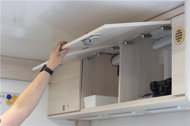 Der Arbeitsbereich bietet Stauraum für technische Ausrüstung der Einsatzkräfte.