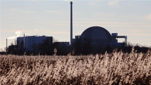 Das Kernkraftwerk Unterweser in Stadland (Landkreis Wesermarsch), aus der Ferne fotografiert.