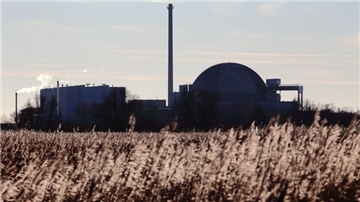 Das Kernkraftwerk Unterweser in Stadland (Landkreis Wesermarsch), aus der Ferne fotografiert.