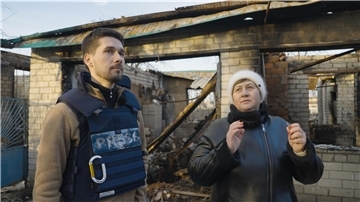 Der ARD-Korrespondent Vassili Golod spricht mit einer Frau, die 15 Kilometer entfernt von der Grenze zu Russland lebt und den Kontakt zu ihren Verwandten dort abgebrochen hat.