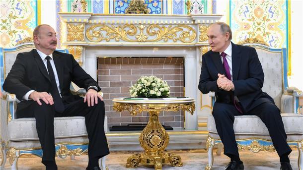 Putin will Aserbaidschan nach Flugzeugabsturz entschädigen Der aserbaidschanische Präsident Ilham Aliyev hat Kremlchef Wladimir Putin öffentlich gedankt für die Aufklärung des Flugzeugabsturzes im Dezember vorigen Jahres.