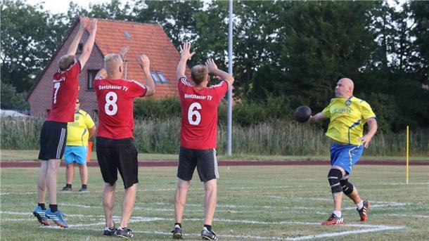 Schleuderball-Bezirksligaspiel zwischen dem AT Rodenkirchen und dem Mentzhauser TV III