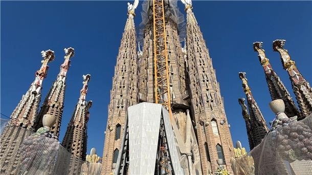 Kreuz aus Deutschland auf der Sagrada Familia vor Vollendung Der Aufbau des in Deutschland gebauten Kreuzes auf dem Hauptturm der Sagrada Familia, dem Jesus-Turm, soll in Kürze beginnen.