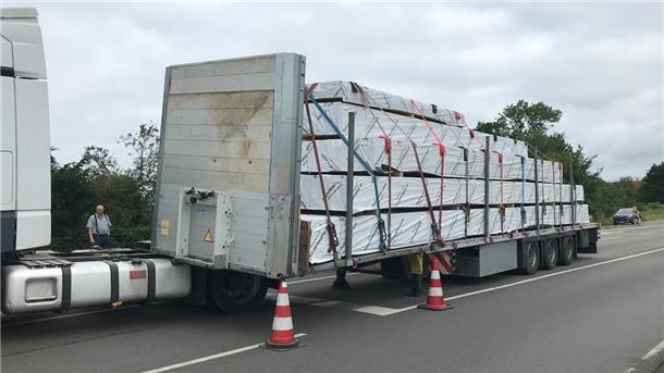 Auflieger löst sich und verursacht Verkehrschaos auf B 212 Der Auflieger mit Holz hatte sich von der Zugmaschine gelöst. Der Liegenbleiber löste auf der B 212 ein Verkehrschaos aus.
