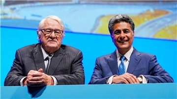 Der Aufsichtsratvorsitzende Hasso Plattner (l) und Punit Renjen bei der SAP-Hauptversammlung im Mai 2023.