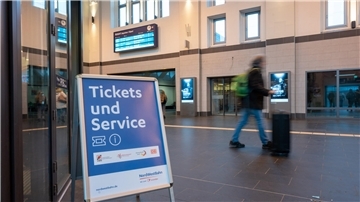 Der Aufsteller „Tickets und Service“ weist den Weg zum neuen Fahrkartenverkauf im Buchladen - doch reicht das Schild aus, damit auch alle es finden? 