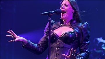 Nightwish-Sängerin Floor Jansen singt bei einem Auftritt in ein Mikrofon