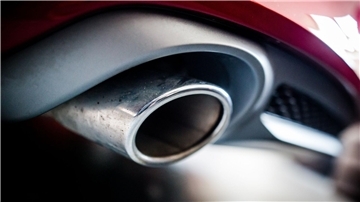 Der Auspuff eines Autos mit Dieselmotor.