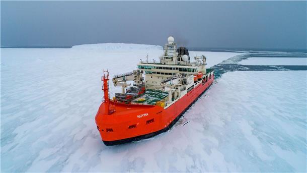 Der australische Eisbrecher „RSV Nuyina“ hat in der Forschungsstation Casey in der Antarktis nach langer Fahrt eine erkrankte Person an Bord geholt.
