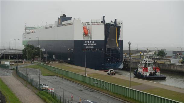 Das 228 Meter lange Schiff transportiert rund 9.500 Fahrzeuge, überwiegend aus chinesischer Produktion.