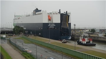 Das 228 Meter lange Schiff transportiert rund 9.500 Fahrzeuge, überwiegend aus chinesischer Produktion.