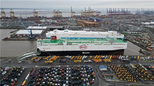 E-Autozölle: China kündigt Gegenmaßnahmen an Der Autofrachter „BYD Explorer No.1“ liegt mit 3000 Neuwagen an Bord in Bremerhaven. Der Frachter ist vom chinesischen Shenzen nach Europa gekommen.