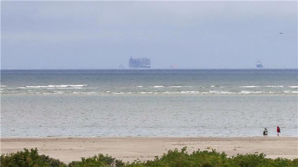 Der Autofrachter „Fremantle Highway“ ist vom Strand der niederländischen Insel Schiermonnikoog aus am Horizont zu sehen.