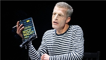 Der Autor Benjamin von Stuckrad-Barre liest im Berliner Ensemble aus seinem Buch „Noch wach?“.