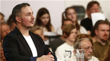 Der Autor und Spoken-Word-Künstler Jayrome C. Robinet (l) beim Bachmann-Preis in Klagenfurt.