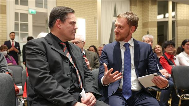 Tellkamp bezweifelt „Reichsbürger“-Umsturzpläne Der Autor Uwe Tellkamp (l) und Sachsens Ministerpräsident Michael Kretschmer bei der Lesung in Berlin.