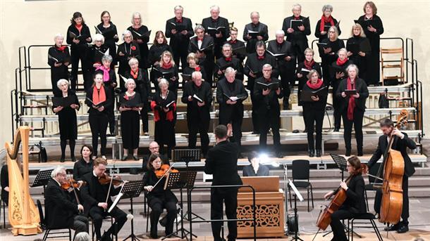 Der Bach-Chor, hier bei einer früheren Aufführung, will am Sonntag in der Großen Kirche für eine festliche Stimmung sorgen.