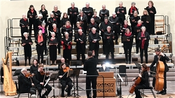 Der Bach-Chor, hier bei einer früheren Aufführung, will am Sonntag in der Großen Kirche für eine festliche Stimmung sorgen.