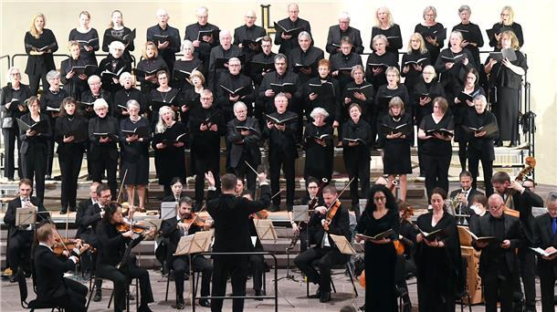 Der Bach-Chor und vier Solisten sangen unter Leitung von David Schollmeyer Beethovens Messe C-Dur op. 86 in der Großen Kirche.