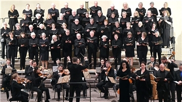 Der Bach-Chor und vier Solisten sangen unter Leitung von David Schollmeyer Beethovens Messe C-Dur op. 86 in der Großen Kirche.