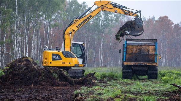 Noch unverzichtbar: Garten- und Gemüsebau brauchen Torf Der Bagger trägt im Göldenitzer Moor die obere Bodenschicht samt Pflanzen ab, um die spätere Ernte des Torfs vorzubereiten.