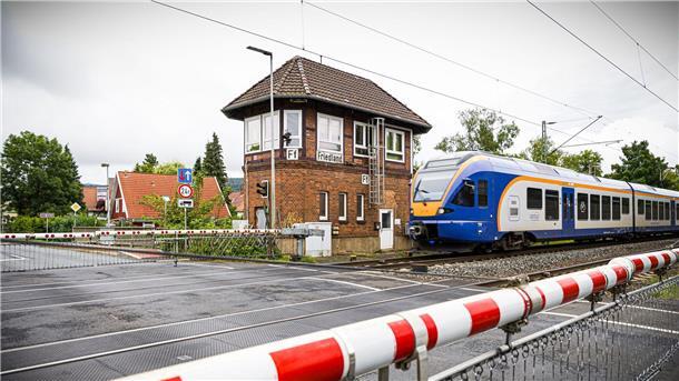Polizei warnt vor Spekulationen nach tödlichem Bahnunglück Der Bahnhof Friedland liegt im Landkreis Göttingen, im südlichsten Zipfel Niedersachsens am Drei-Länder-Eck mit Hessen und Thüringen.