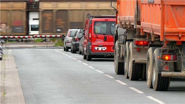 Der Bahnverkehr in Lunestedt wird zunehmen. Aus den 100 Güterzügen, die derzeit täglich durch den Ort donnern, sollen in einigen Jahren 150 werden.