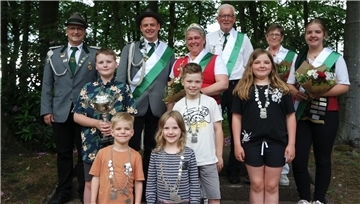 Der Basdahler Schützenpräsident Reinhard Seffner (links) freute sich am Sonntag mit den neuen Majestäten der Schützengesellschaft.
