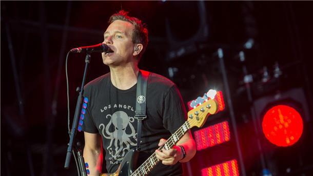 Blink-182 sind neue Headliner beim Coachella-Festival Der Bassist und Sänger der Band Blink-182, Mark Hoppus, tritt beim Musikfestival Hurricane auf (2017).