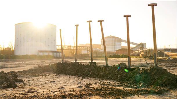 Erster Spatenstich für eine Anlage für die Produktion von Wasserstoff im Braker Hafen
