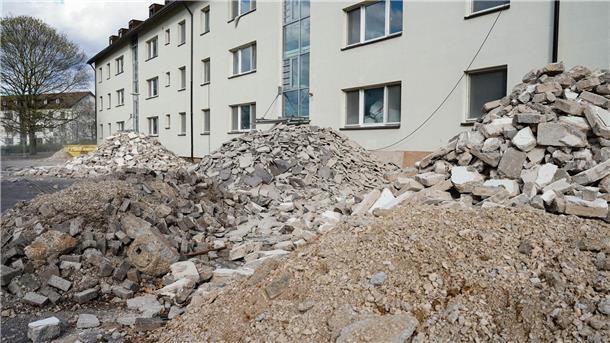 Der Umwelt zuliebe: Heidelberg baut aus alten Häusern neue Der Bauschutt vor einem ehemaligen Wohnhaus im Patrick-Henry-Village in Heidelberg ist bereits vorsortiert.
