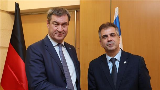 UN-Votum mahnt Israel zu Waffenruhe  Der bayerische Ministerpräsident Markus Söder (l) wird von dem israelischen Außenminister Eli Cohen begrüßt.