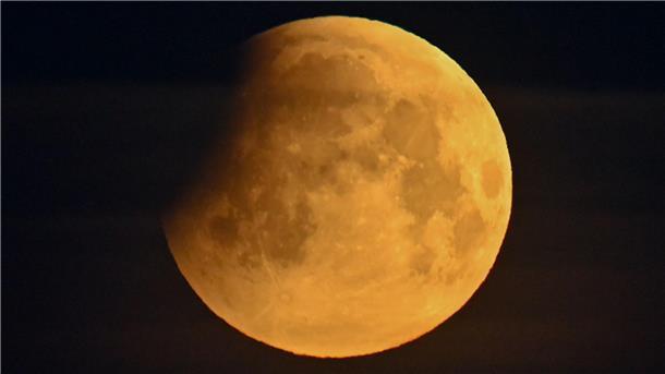 Blick in die Sterne - Sonne, Mond und Planeten im Jahr 2023 Der Beginn einer Mondfinsternis.