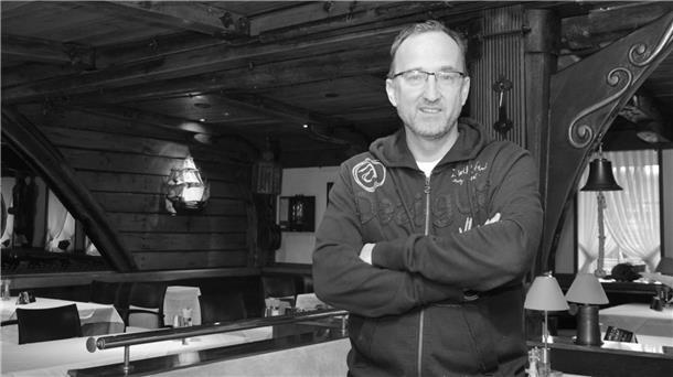 Große Trauer: Kenneth Natusch-van Kesteren ist tot Der bekannte Bremerhavener Gastronom Kenneth Natusch-van Kesteren ist am Freitag, 9. September, im Alter von nur 52 Jahren verstorben.