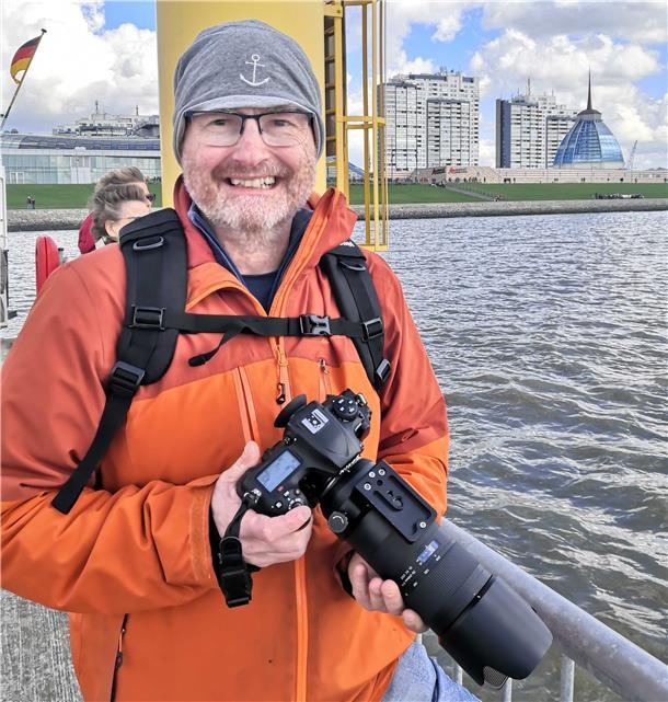 Live-Blog Weser-Parade: Lauter schöne Schiffe vor Bremerhaven Der bekannte Bremerhavener Hobbyfotograf Stefan Wyrwa an der Seebäderkaje.