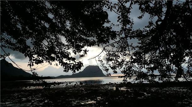 Mauritius: Verunglückter Deutscher war Student aus Bayern Der Berggipfel Le Morne Brabant auf der Insel Mauritius (Archivbild)