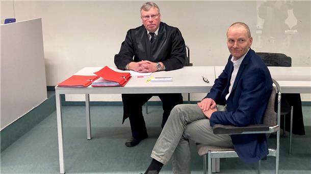 Der Berliner AfD-Politiker Kai Borrmann (vorne r.) mit seinem Anwalt Uwe Wolfgang Kasper.
