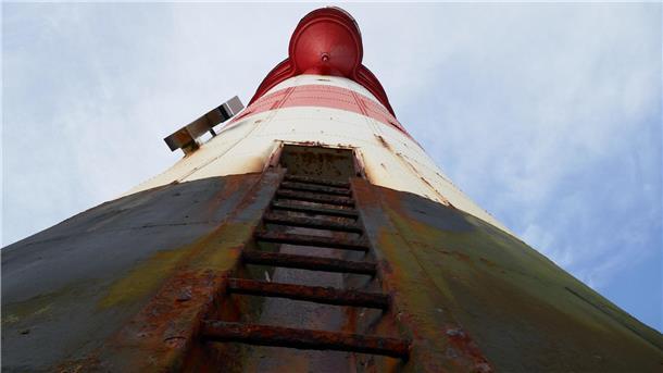 Der Leuchtturm Roter Sand von unten betrachtet.