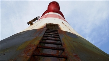 Der Leuchtturm Roter Sand von unten betrachtet.