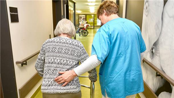 Der Beruf des Altenpflegers leidet unter seinem schlechten Ruf. Schlecht bezahlt ist er aber nicht mehr. Vielmehr verzweifeln die Mitarbeiter an den Arbeitsbedingungen im schlecht organisierten Schichtdienst.