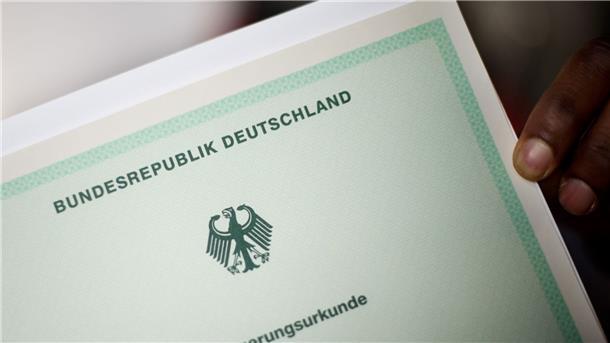 Vereinfachte Einbürgerungsregeln „so gut wie fertig“ Der Besitz mehrerer Staatsbürgerschaften soll mit der Reform viel einfacher werden.